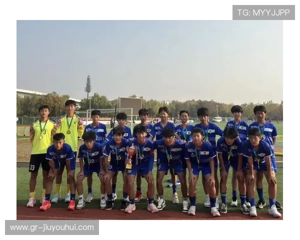 烟雨足球队奋勇拼搏谱写绿茵传奇展现青春激情与团队荣耀